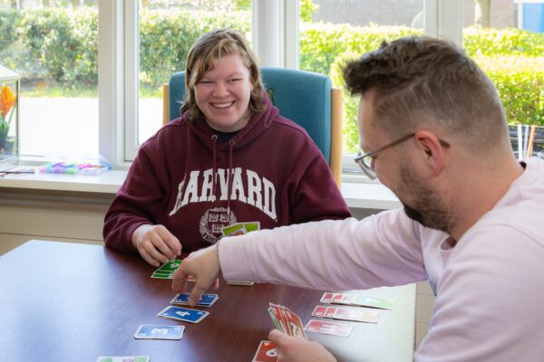 Begeleider en cliënt tijdens dagbesteding