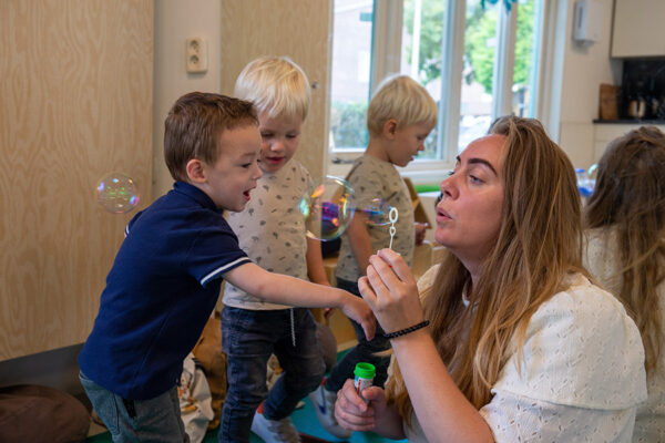 Begeleider blaast bellen