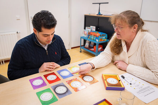 Gedragsdeskundige legt een opdracht uit