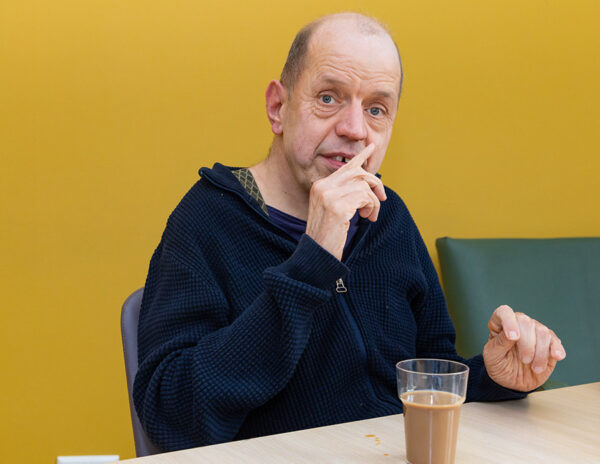 Man zit aan tafel en drinkt koffie