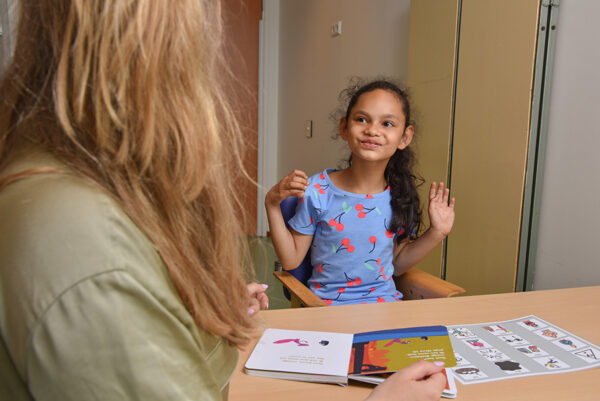 Meisje en logopediste oefenen samen