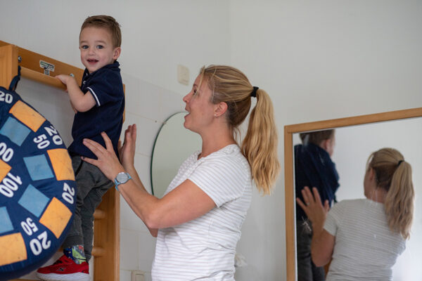 Jongen en therapaeut bewegen samen