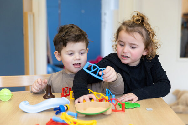 Spelende kinderen Hermelijn