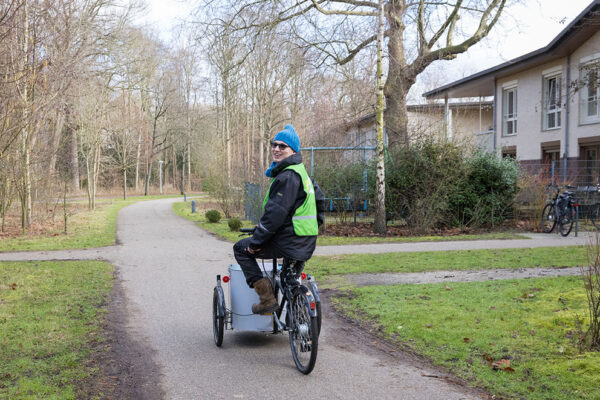 jongen op bakfiets