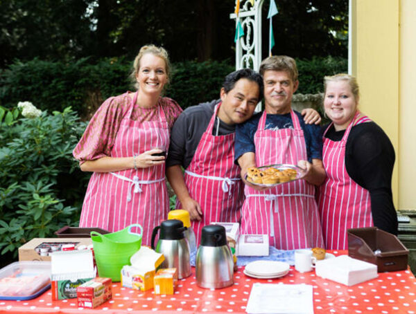 Medewerkers van bakkerij De Ruyterlaan met hun taarten tijdens Open Monumentendag