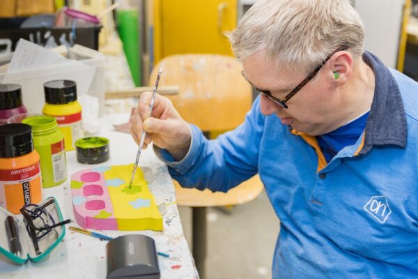 Cliënt veel in hout aan het werk