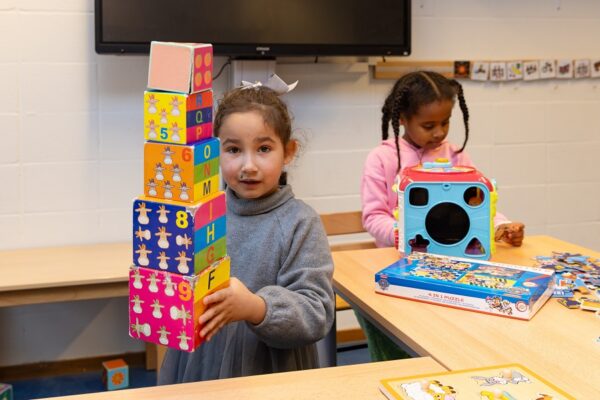 Kind maakt blokkentoren