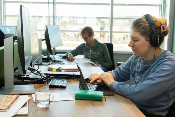 Cliëntenredactie op kantoor aan het werk