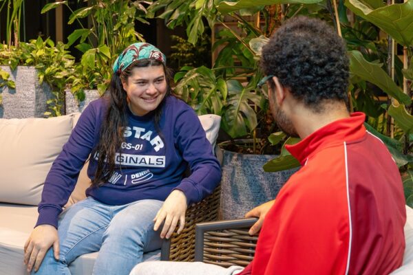 Clienten hebben een gesprek op de bank