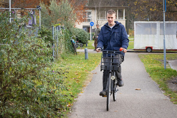 Jongen fietst op locatie Hartekamp