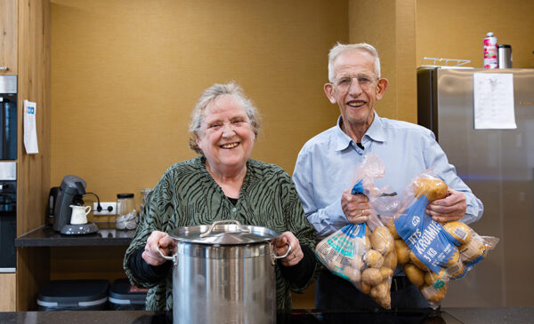 Man en vrouw koen en laten aardappelen
