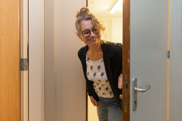 Medewerker nachtdienst doet deur open