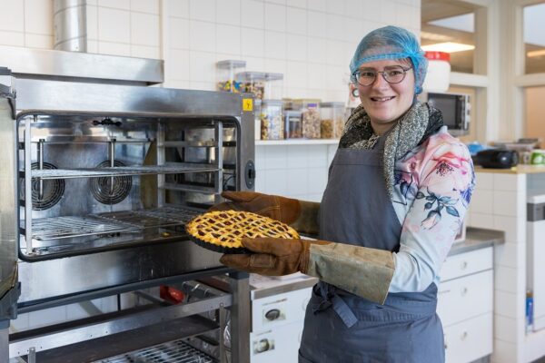 Client bakt een taart voor de taartenmakerij
