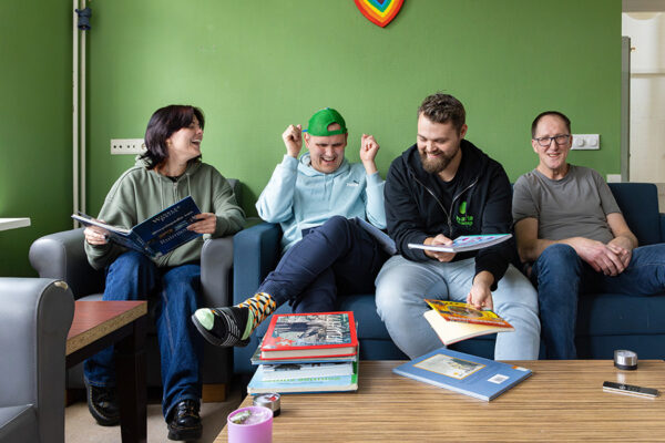 Groep mensen op de bank op Harteheem