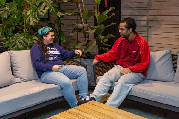 In gesprek op de bank